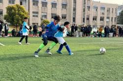 青年队伍在足球赛事中展现出色表现